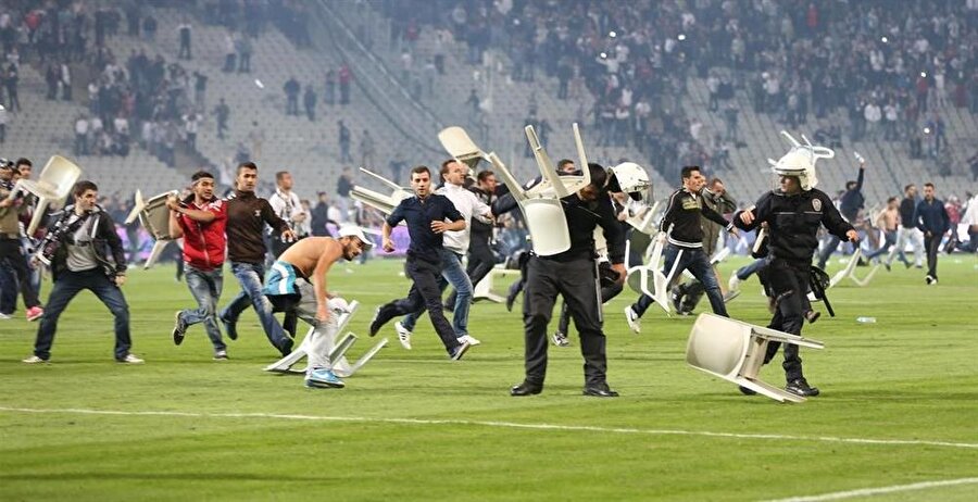 Beşiktaş-Galatasaray / 22 Eylül 2013
22 Eylül 2013'te Beşiktaş ile Galatasaray Atatürk Olimpiyat Stadı'nda karşı karşıya geldi. Mücadele 2-1 Galatasaray üstünlüğüyle devam ederken; taraftarlar sahaya girdi. Müsabaka 93. dakikada tatil edildi. Beşiktaş taraftarının sahaya akın ettiği mücadelenin ardından Türkiye Futbol Federasyonu siyah-beyazlı takımın 3-0 hükmen mağlup ilan edildiğini duyurdu.