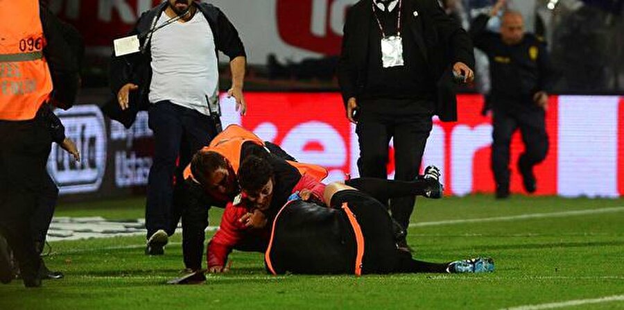 Trabzonspor-Fenerbahçe / 24 Nisan 2016
24 Nisan 2016'da Trabzonspor ile Fenerbahçe lig maçında Avni Aker'de karşı karşıya geldi. Bordo-mavili taraftarların sahaya yabancı cisim yağdırdığı mücadelede bir taraftar yardımcı hakem Volkan Bayarslan'a saldırdı. Bunun üzerine hakem Bülent Yıldırım maçı 89. dakikada tatil etti. Federasyon mücadeleyi hükmen 4-0 Trabzonspor'un kaybettiğini açıkladı.