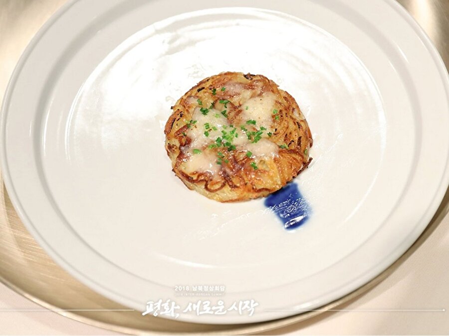 İsviçre'nin geleneksel yemeği Rosti, Kim Jong Un'un liseyi İsviçre'de okumuş olmasından dolayı servis edildi. 

                                    
                                    
                                    
                                
                                
                                