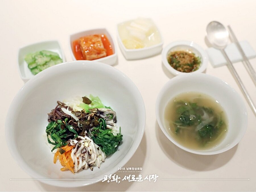Eski Güney Kore Devlet Başkanı Roh-Moo-Hyun'un memleketi Biha köyünden sebzeler,otlar ve pirinçle yapılan "Bibimbap" yemeği. Roh, 2007 yılında Güney Kore ve Kuzey Kore barışını sağlamak adına ikinci zirveyi gerçekleştirmişti.

                                    
                                    
                                    
                                
                                
                                