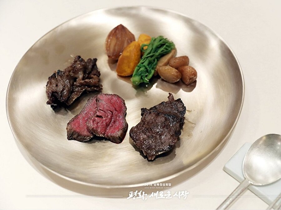 Tatlı olmasıyla bilinen Hanwoo sığır eti, Güney Kore'nin sadece üst düzey yemeklerde sunduğu bir yiyecek.

                                    
                                    
                                    
                                
                                
                                