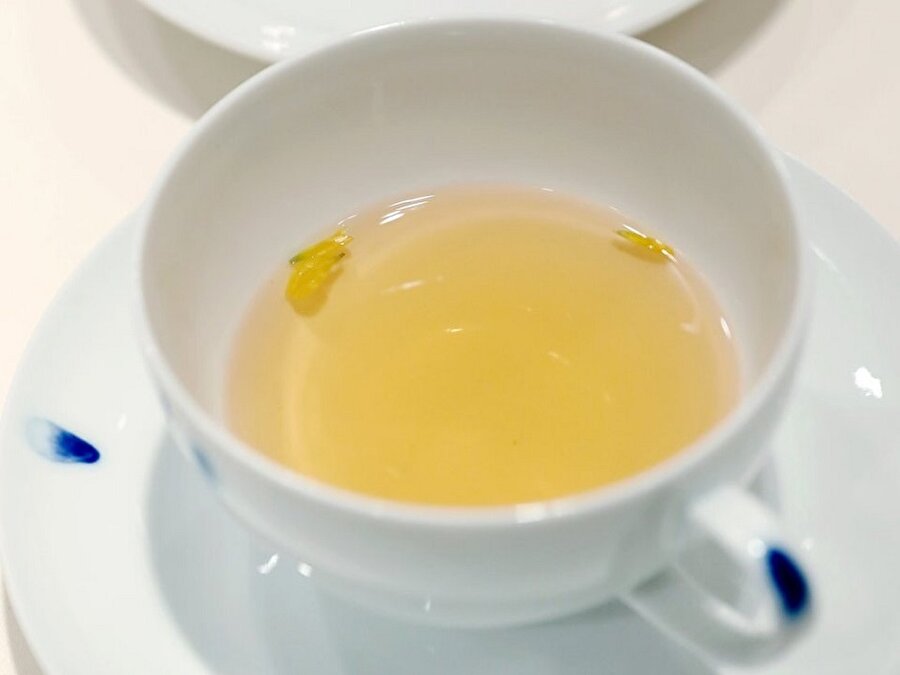 Kuzey Kore'den Güney Kore'ye kadar uzanan Baekdudaegan sıradağından ve Güney Kore'nin Jeju adasından gelen portakallardan yapılan bitki çayı. Bu çay ise barışın Baekdudaegan'dan Jeju'ya geçeceğinin ümidini göstermek amacıyla servis edildi.

                                    
                                    
                                    
                                
                                
                                