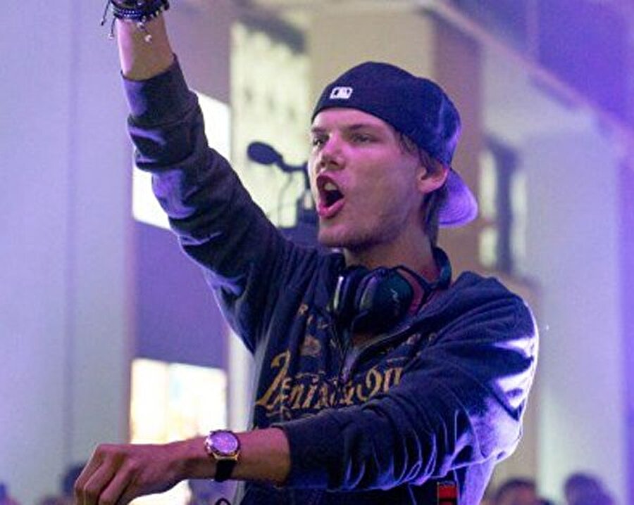 Avicii hakkında
8 Eylül 1989 tarihinde İsveç'te dünyaya geldi. Asıl adı Tim Bergling olan Avicii, House ve Dance müziğinin önde gelen isimlerindendi. Müzik kariyerine genç yaşta başlayan Avicii, çeşitli kulüplerde DJ'lik yapmıştır. İlk single'ı olan Seek Bormance ile 2010 yılında büyük çıkış yakalamıştır. 'DJ Mag Top 100' 2013 yılı sıralamasında dünyanın en iyi 3'üncü DJ'i olarak seçilmiştir. 2014 yılında ise 6'ncı olmuştur. 2011 yılında çıkardığı bir diğer hit parçası Levels, birçok ülkede top 10'da, Macaristan, Norveç ve İsveç'te ise 1. sırada kalmıştır. 2014 yılının sonlarına doğru Stories albümünü ve albümün içinde olan The Days ve The Nights'i yayınlamıştır. 2012 yılında Türkiye'de bir parti için İstanbul Caddebostan'da 2 saatlik performans sergileyen Avicii, 20 Nisan 2018 tarihinde Umman'ın başkenti Maskat'ta ölü bulunmuştur.