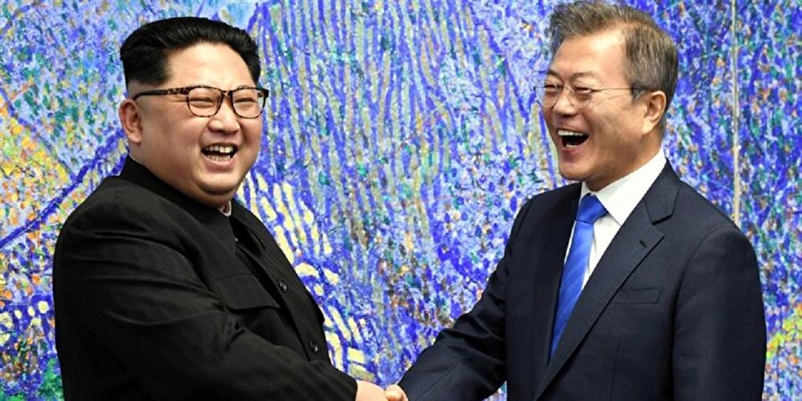 Nükleer silahla ilgili yeni gelişmeler ele alınacak 
Kim-Moon görüşmesinde, daha önce Güney Kore makamlarında yapılan açıklamaya göre, iki lider gündeminde Kore Yarımadası'nın yeniden birleşmesi, iki Kore ilişkilerinin iyileştirilmesi ve nükleerden arındırılma konuları yer alacak. 