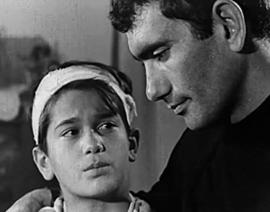 
                                    Filmde Yılmaz Güney'in oğlunu canlandıran Özdilek, bu fotoğrafın altına; 'Geçmiş kattıkları ile güzeldir... 'Benim Adım Kerim' yıl 1967. Bir Yılmaz Güney filmi' mesajını yazdı.
                                
