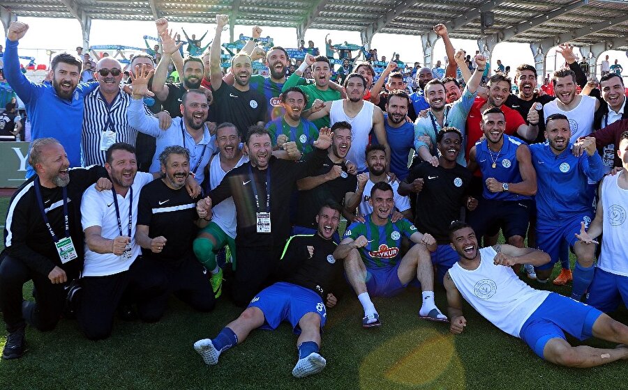 Çaykur Rizesporlu oyuncular, teknik heyet ve idareciler, Ümraniyespor müsabakasının tamamlanmasıyla saha içinde büyük sevinç yaşadı.