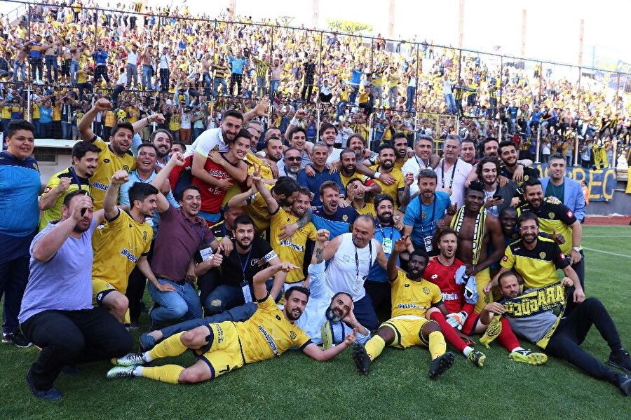 Teknik heyet ve futbolcular Süper Lig’e yükselmenin mutluluğunu tribünlerle paylaştı