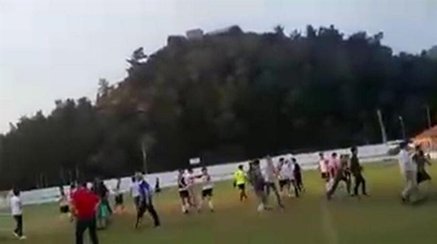 Futbolculara sopalı bıçaklı saldırı
