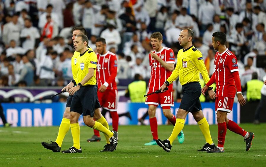 Kicker
Bayern Münih ilk yarının uzatma dakikalarında büyük şansızlık yaşadı. Cüneyt Çakır Marcelo'nun elle oynamasını penaltı olarak değerlendirmedi.