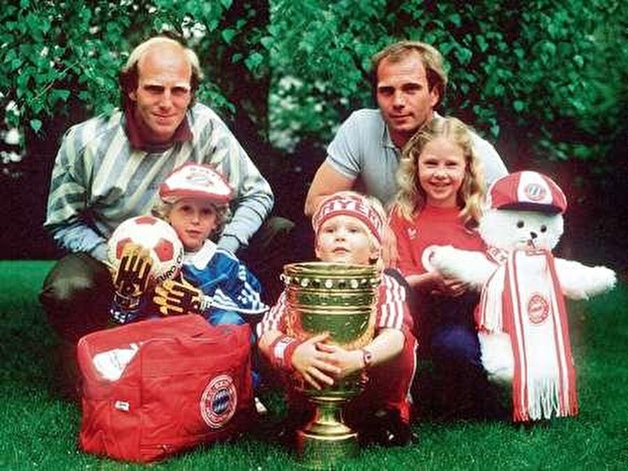 Bayrağı kardeşi taşıdı
Uli Hoeness'in kardeşi ise 1979-1987 yılları arasında Bayern Münih forması giydi.