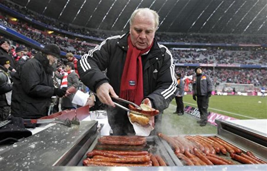 Bayern Münih’e aşık olan Hoeness aynı zamanda renkli kişiliğiyle tanınıyor. Kimi zaman statta taraftarlar için mangal yakan Hooness kimi zaman Arena içindeki restoranda kasaya bakıyor (!)