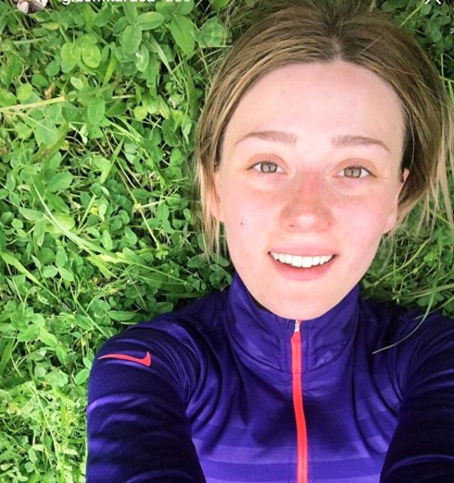 ''Güzellik takıntım yok''

                                    Geçtiğimiz günlerde güzellik takıntısının olmadığı söyleyen Gizem Karaca, "Fiziksel görünüm, takıntı haline getirdiğim bir konu değil ama ben de her genç kadın gibi kendime, cildime, saçıma iyi bakmaya çalışıyorum. Özellikle yüz bakımında kullandığım ürünlere çok özen gösteriyorum. Zamanımızın çoğu setlerde makyajlı olarak geçtiğinden, bence atlamamam gereken bir konu cilt bakımı. Ve son olarak spor, spor, spor" demişti.
                                