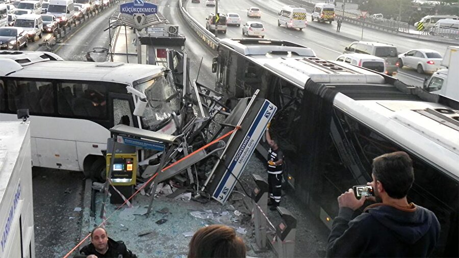 İstanbul'da trafik kazalarının yoğun olduğu diğer bölgeler 

                                    Büyükdere Caddesi

192 kazaBağdat Caddesi

113 kazaŞile yolu

102 kazaHal yolu

93 kazaSahil Kennedy Caddesi

84 kazaKayışdağı Caddesi

82 kazaVatan Caddesi

82 kazaBarbaros Bulvarı

81 kazaAlemdağ Caddesi

79 kazaFahrettin Kerim Gökay Cad.

77 kaza meydana geldi.
                                