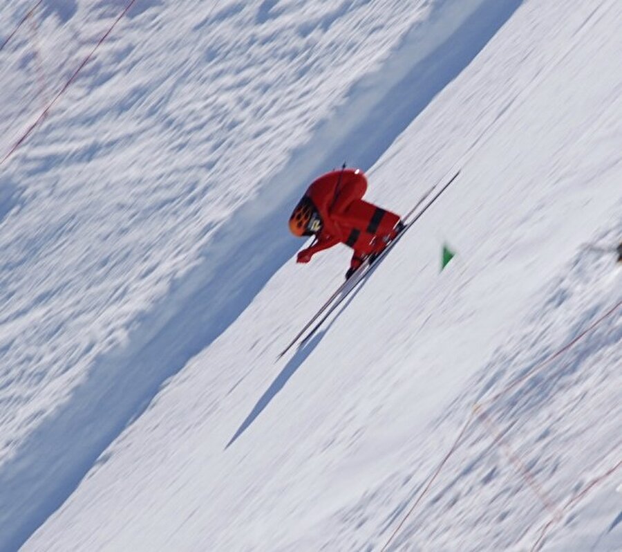 Nicolas Bochatay

                                    1992 Kış Oyunları Fransa'nın Albertville şehrinde düzenlendi. Kayakçı Nicolas Bochatay 22 Şubat 1992'de hız finallerinde kar temizleme aracıyla çarpıştı ve yaşamını yitirdi. 
                                
