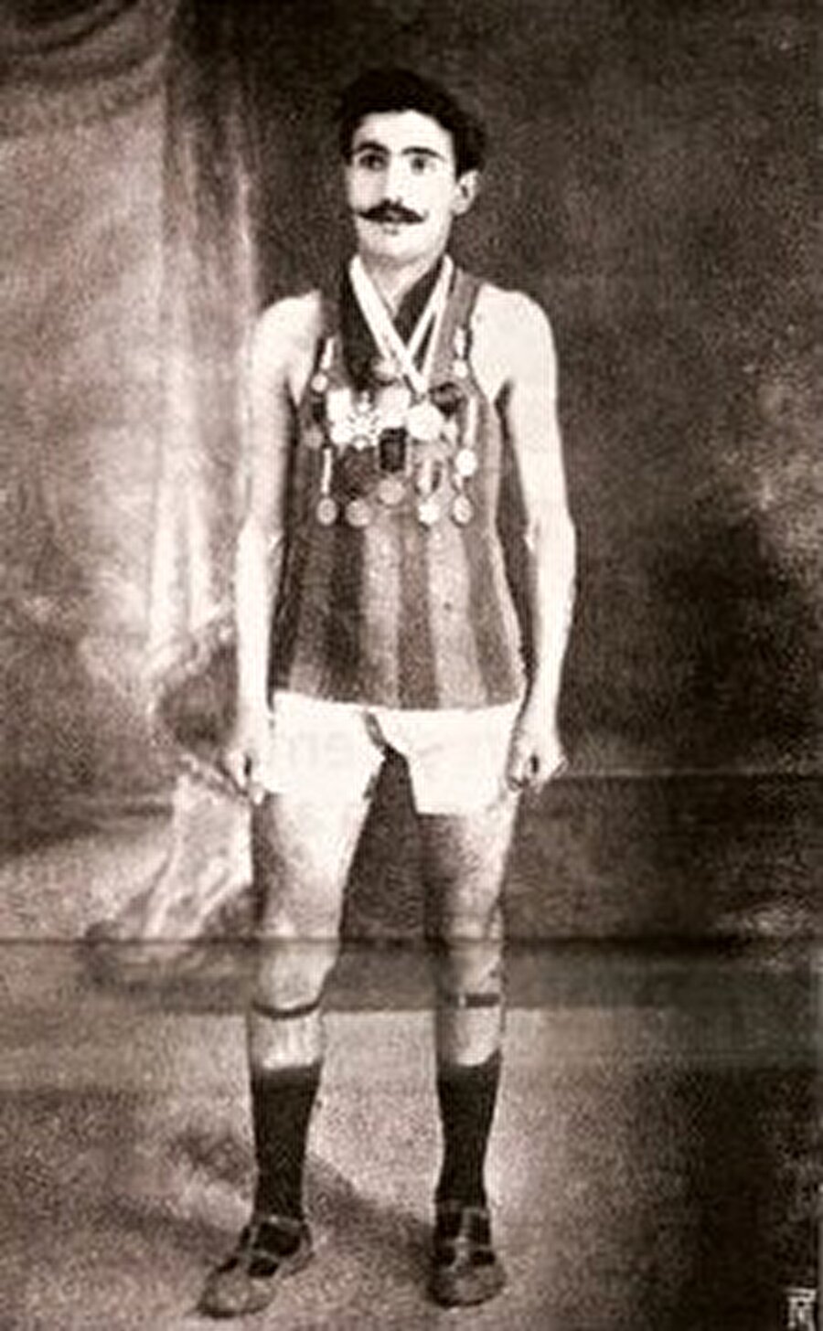 Francisco Lazaro 

                                    1891 doğumlu Portekizli Francisco Lazaro ülkesinde üç maratonda birincilik elde ettikten sonra 1912 İsveç Yaz Oyunları'na gönderildi. Portekiz Lizbon'da otomobil fabrikasında çalışan Lazaro, amatör bir sporcuydu. Oyunlara katılan Lazaro, maraton start aldıktan kısa bir süre sonra fenalaştı ve yaşamını yitirdi. O dönemde Lazaro'nun sıvı kaybından dolayı ani şekilde vefat ettiği açıklandı.
                                