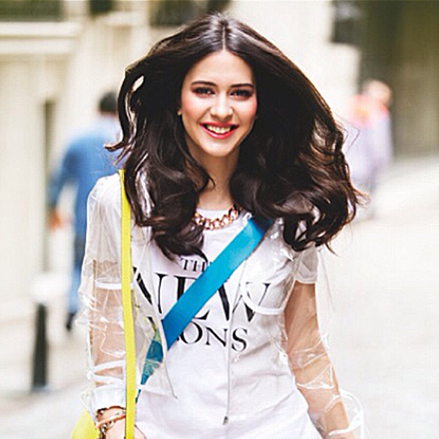 Ceylan Çapa hakkında
Cemiyet hayatının önde gelen isimlerinden işletmeci Şebnem ve Celal Çapa çiftinin kızı Ceylan Çapa, 29 yaşındadır. İki yıl Londra’da, iki yıl Viyana’da klasik müzik ve opera eğitimi aldı. Çello ve piyano çalabilen Çapa, moda alanında kariyerini sürdürmekte.