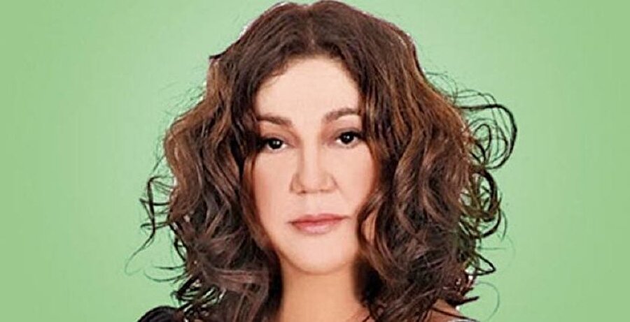 Nazan Öncel hakkında
6 Şubat 1956 tarihinde İzmir Karşıyaka’da doğmuştur. İlkokulu Zafer İlkokul’unda okumuştur.
Nazan Öncel geç de olsa, Uluslararası Newport Üniversitesi’nde İletişim Sanatları bölümünü 2013 yılının ocak ayında bitirerek diplomasını aldı.
1961 yılında, 5 yaşındayken “Acı Tesadüf” adlı bir filmde oynamış.
Ortaokul yıllarında gitar çalıp şarkı söylemeye başlamıştır. İzmir Konservatuarı’ndan mezun olmuştur.
1976’de İzmir Radyosu’nun düzenlediği Amatör Ses Yarışmasında “Annem” adlı parçası ile birinci olmuştur.