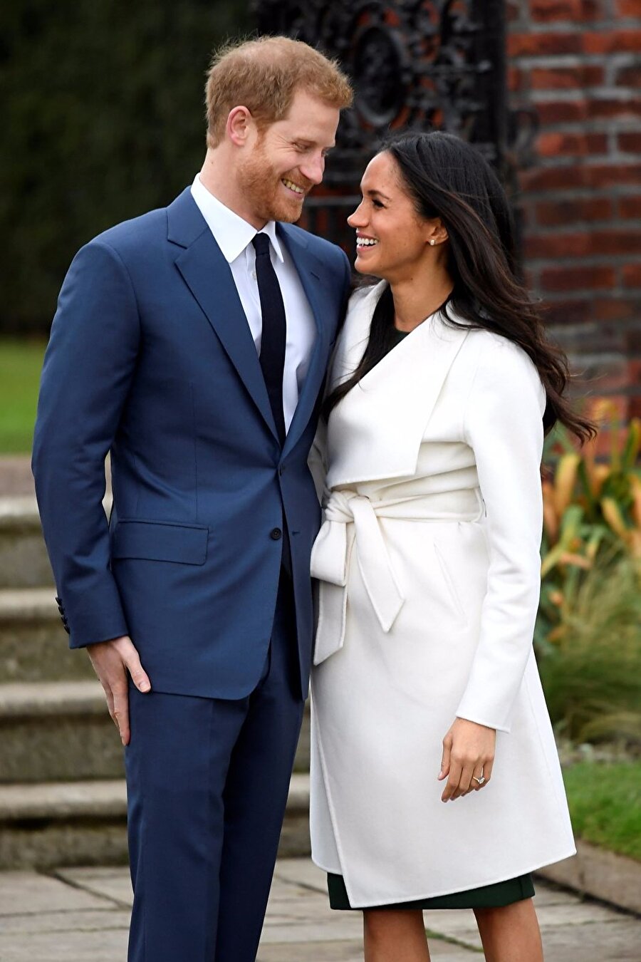 Evlilik teklifini böyle anlatmışlardı
İngiltere tahtının beşinci sıradaki varisi Prensi Harry (33) ve ABD’li oyuncu Meghan Markle (36), Prens Charles’ın çiftin nişanlandığını duyurmasının ardından Kensignton Sarayı’nda birlikte ilk röportajlarını verdi. Nişan yüzüğüyle ilk kez görülen Markle ile mavi bir takım elbise giyen Prens Harry, röportaj süresince el ele tutuşarak ilişkileri hakkındaki detayları anlattı. Çift, evlilik teklifinin Kensington Sarayı’ndaki Nottingham Cottage’da akşam yemeği için tavuk pişirirken gerçekleştiğini söyledi. ABD’li oyuncu Meghan Markle, Prens Harry'nin "çok tatlı, doğal ve romantik" bir şekilde evlilik teklifi yaptığını belirtti. Markle, Prens Harry’nin evlilik teklifi için diz çökmesinin ardından ve prens daha cümlesini bitirmeden aniden “Evet” dediğini aktardı. Prens Harry; “Meghan’a inanılamayacak kadar hızlı bir şekilde aşık oldum. Sanki bir anda gökyüzündeki bütün yıldızlar belirdi. Her şey mükemmeldi. Bu güzel kadın, kelimenin tam anlamıyla hayatıma girdi, ben de onun hayatına girdim” diyerek, Meghan Markle ile ileride bir aile kurmak istediğini belirtti. “Çocuk düşünüyor musunuz?” sorusuna ise “Her şey sırayla” yanıtını verdi. Prens Harry, kraliyet ailesine katılmanın "hiç kimse için kolay olmadığını" ancak o ve nişanlısının gelecekte bir takım olacağını vurguladı.