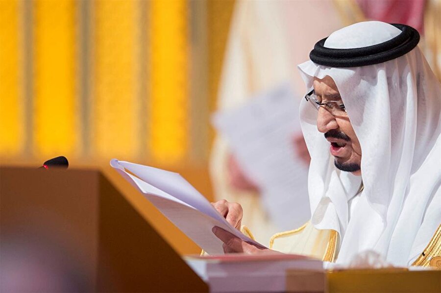 İran'a karşı ortak mutabakat
Suudi Arabistan Kralı Selman bin Abdulaziz ile Fas Kralı 6. Muhammed'in, "İran'ın Arap ülkelerinin içişlerine müdahalesini engellemek için koordinasyon içinde olmanın gerekliliği" konusunda mutabık kaldığı bildirildi Suudi Arabistan resmi ajansı SPA'nın haberine göre, Suudi Arabistan Kralı Selman, Fas Kralı 6. Muhammed ile telefonda görüştü. İki kral görüşmede "İran'ın Arap ülkelerinin içişlerine müdahaleleri ve güvenlik ile istikrarını sarsmayı hedefleyen politikaları karşısında koordine içinde olma ve tavır alma gerekliliği" konusunda mutabakata vardı.Suudi Arabistan Kralı Selman ayrıca güvenlik, istikrar ve toprak bütünlüğüne yönelik tüm tehditler karşısında Fas halkı ve hükümetinin yanında olduğunu vurguladı. Fas Dışişleri Bakanı Nasır Burita, "Hizbullah örgütü ile Polisario Cephesi arasındaki ilişkinin ülke güvenliğini ve istikrarını tehdit ettiği gerekçesiyle" 1 Mayıs'ta İran ile diplomatik ilişkilerin kesildiğini duyurmuştu. ABD Dışişleri Bakanı Mike Pompeo, İran'ın bölgede istikrarı bozduğunu ve teröre destek verdiğini söyledi.