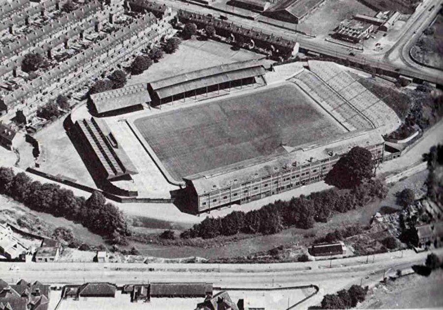 Hillsborough Stadı / 1899

                                    İngiltere'nin Sheffield kentinde bulunan Hillsborough Stadı 2 Eylül 1899'da açıldı. 39 bin kapasiteli statta Sheffield Wednesday maçlarını oynuyor. 
                                