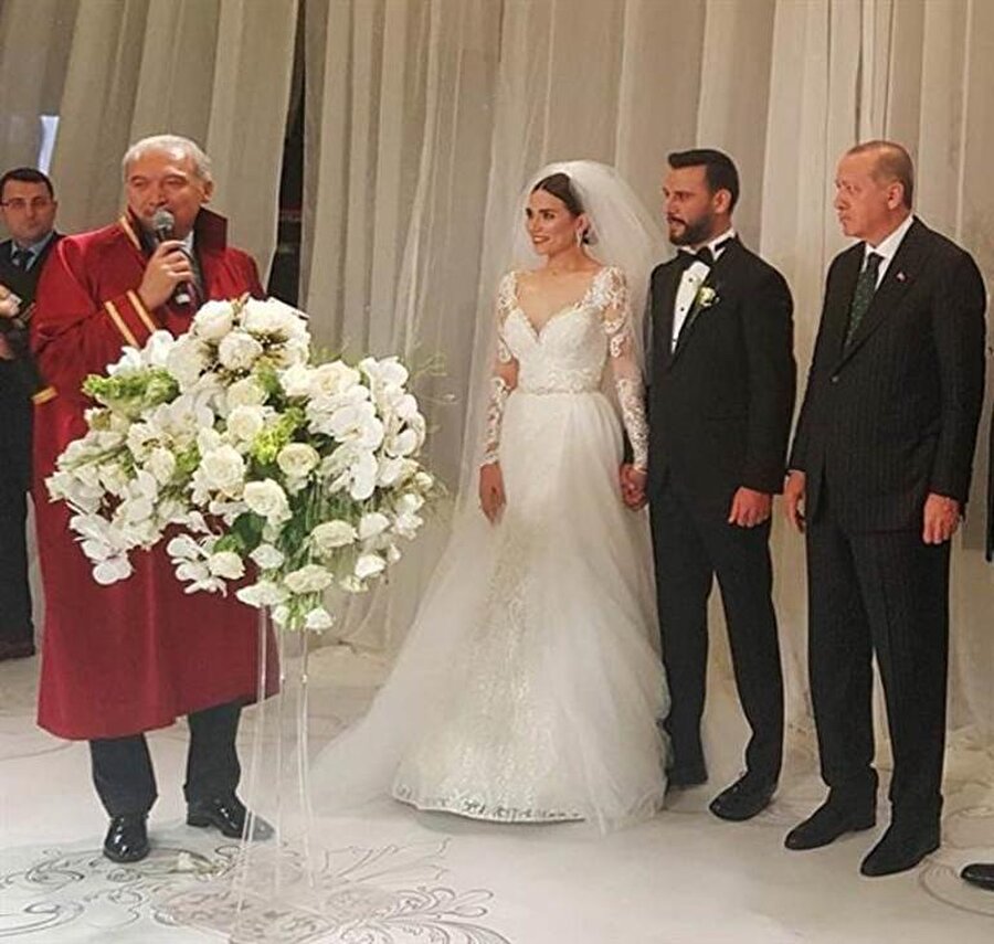 700 kişinin katıldığı düğünde nikah şahitliği yapan Cumhurbaşkanı Erdoğan, “Benim hep bir nasihatim var. Bir olur garip olur, iki olur rakip olur, üç olur denge olur, dört olur bereket olur, gerisi Allah Kerim. Güçlü milletler güçlü ailelerden oluşur. Bizi yıllarca doğum kontrolüyle aldattılar" diye konuştu. Erdoğan’ın bu sözleri salondan alkış aldı. Erdoğan evlilik cüzdanını Buse Varol’a verdi ve nikahtan sonra salondan ayrıldı.