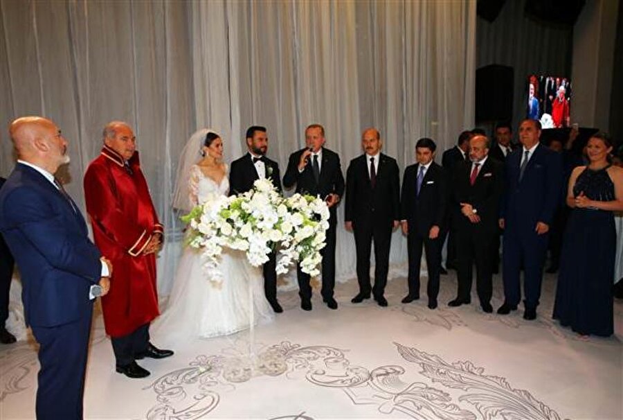 Erdoğan'ın nikah şahitliği yaptığı anlar, birçok davetli tarafından sosyal medya üzerinden canlı yayınla paylaşıldı.
