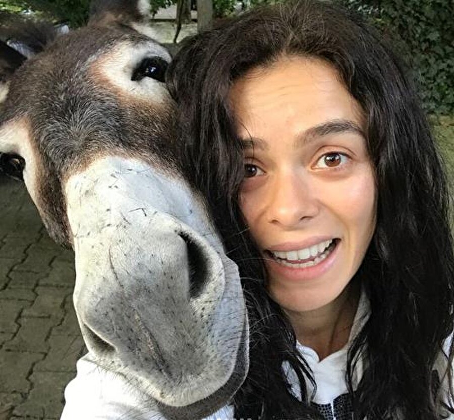 Özge Özpirinçci hakkında

                                    
                                    
                                    1 Nisan 1986 tarihinde İstanbul'da dünyaya gelmiştir. İlk ve orta okul eğitimini İstanbul'da tamamlayan Özpirinçci, lise eğitimi için AFS programını kullanarak ABD'ye gitmiştir. Lise eğitimini tamamlamasının ardından Sabancı Üniversitesi Yönetim Bilimleri eğitimi almıştır. 2008 yılında Cesaretin Var Mı Aşka adlı dizide Ebru karakterini canlandırarak izleyici karşısına geçmiştir. Ardından Eti Browni, Cornetto ve Coca-Cola gibi reklam filmlerinde oynamıştır. Oyunculuk alanındaki başarısını kanıtlamaya başlayan Özpirinçci 2009 yılında dönemin reyting rekorları kıran dizisi Kavak Yelleri'nde Ada adı karakteri canlandırarak rol almıştır. Başarılı oyuncu Özge Özpirinçci, şimdilerde ise Fox Tv ekranlarının reyting rekorları kıran Kadın dizisinde başrol Bahar karakterini canlandırmaktadır. 
                                
                                
                                