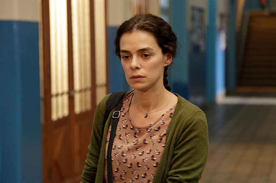 Ne olmuştu?
Ünlü oyuncu Özge Özpirinçci, resmi Twitter hesabından iki yaşındaki yeğeninin bakıcısı tarafından darp edildiğini ve görüntülerin ortaya çıkmasından sonra bakıcının kaçtığını açıklamıştı. Özpirinçci, kaçan bakıcının bulunması için yardım isteyerek, yargı önüne çıkarılmasını talep etmişti.