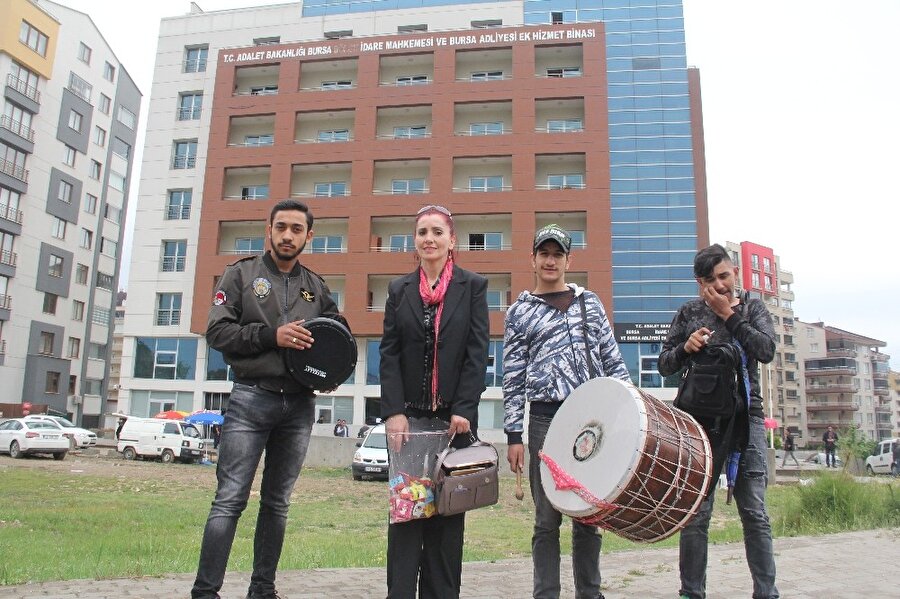 Boşanma davasını davul ve dümbelek ile kutladı