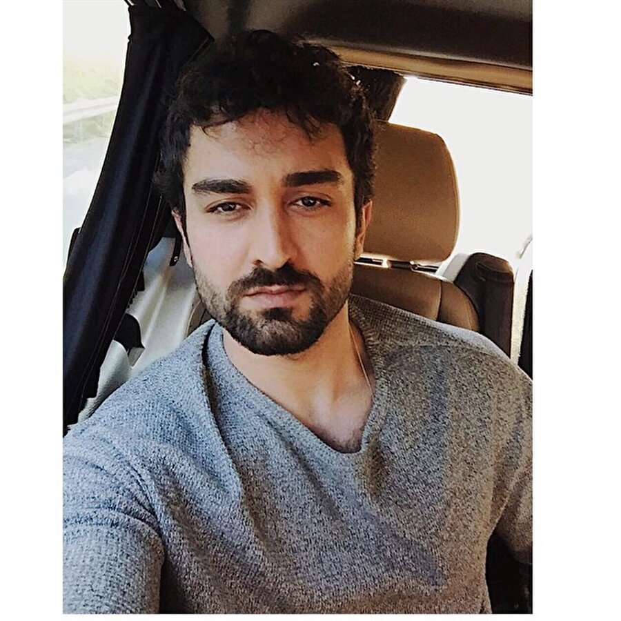 Tolga Sala hakkında
18 Temmuz 1989 tarihinde dünyaya geldi. İstanbul Yeditepe Üniversitesinden mezun oldu. Diriliş Ertuğrul’un 2014 sezonunda Hamza Alp karakterine hayat verdi. Çukur dizisinde canlandırdığı Cemil karakteri ile hafızalara kazındı. Abisini öldüren Selim'in yanında çalışan Cemil, kadroya 15 bölümlüğüne dahil olmuştu.