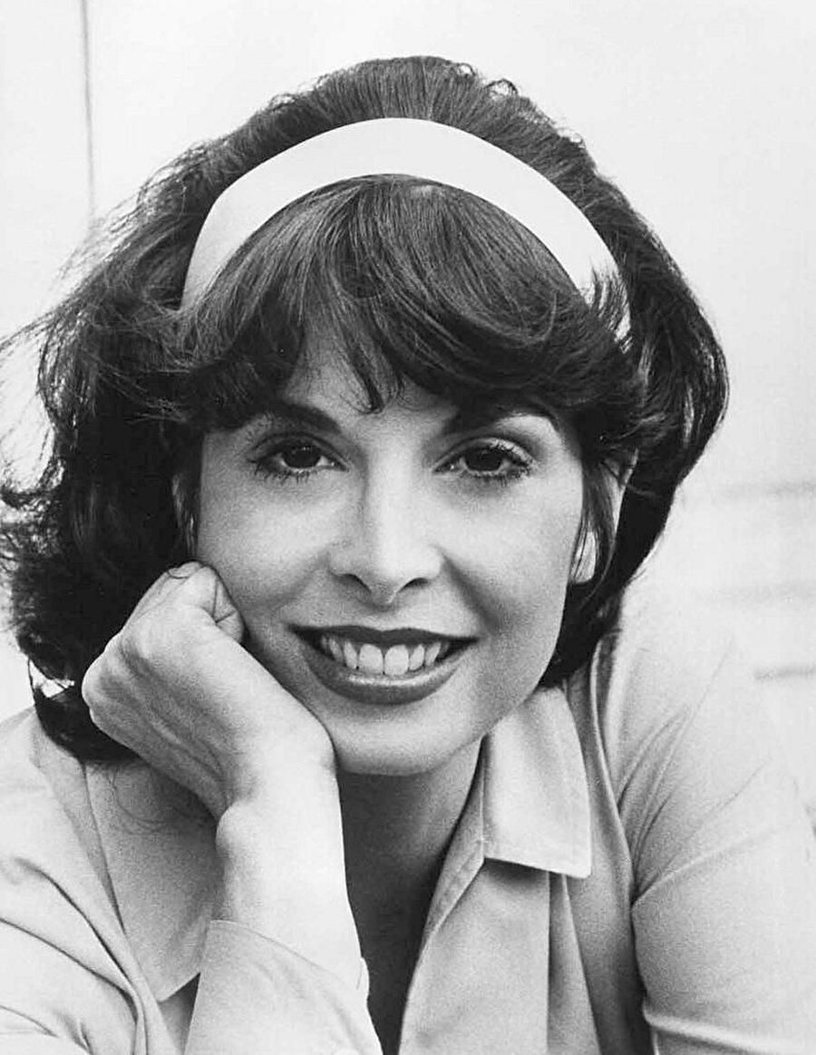 Talia Shire hakkında
İki kez Oscar'a aday gösterilmiş ABD'li oyuncu. Baba II filmi ile En İyi Yardımcı Kadın Oyuncu, Rocky filminde ise En İyi Kadın Oyuncu dalında Oscar'a aday olmuştur. Oscarlı yönetmen Francis Ford Coppola'nın kız kardeşidir. Başrolünü Sylvester Stallone ile paylaştığı Rocky film serilerinde Rocky Balboa'nın eşi Adrien rolüyle de tanınır. 1970-1978 yılları arasında David Shire, 1980-1994 yılları arasında Jack Schwartzman ile evli kalmıştır. Jason Schwartzman, Robert Schwartzman ve Matthew Shire isminde üç çocuğu vardır.