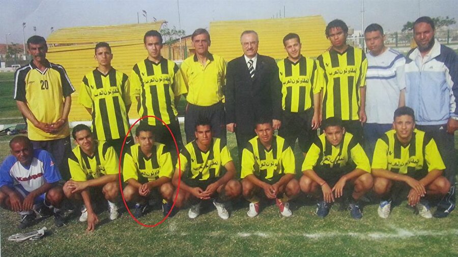 Fotoğraftaki bu genç adamı şimdilerde tüm dünya tanıyor