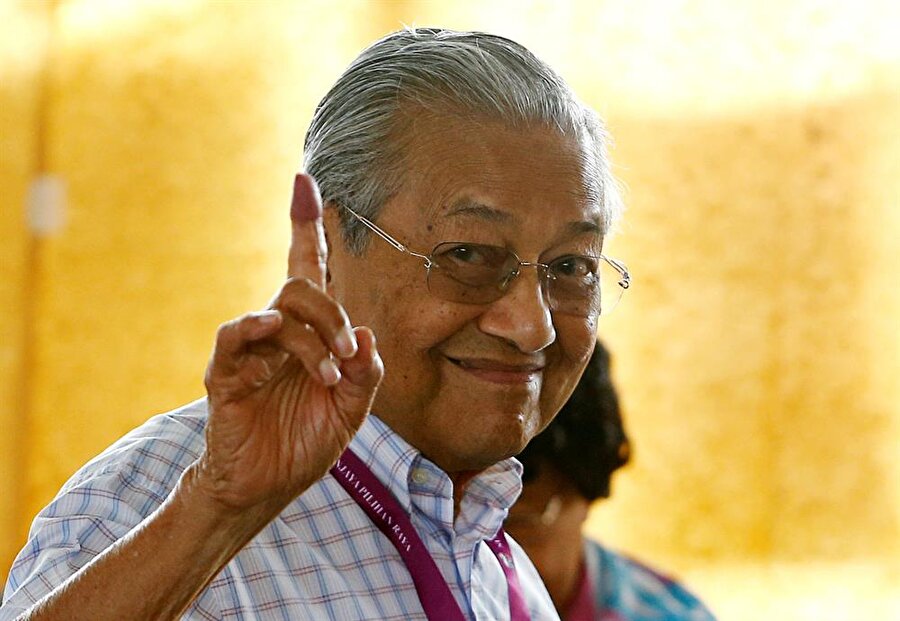 Mahathir Muhammed, oyunu kullandıktan sonra gazetecilere poz verirken (Lai Seng Sin)