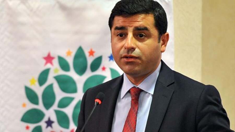 Selahattin Demirtaş

                                    HDP'nin Cumhurbaşkanı adayı olan Selahattin Demirtaş 10 Nisan 1973 yılında doğdu. Şuan da 45 yaşında olan Demirtaş 1991 senesinde İzmir 9 Eylül Üniversitesi'ni kazanmasına rağmen 1993 senesinde sınavlara tekrar girmiştir. 
Bunun neticesinde Ankara Üniversitesi Hukuk Fakültesi'ni kazanmıştır.
                                
