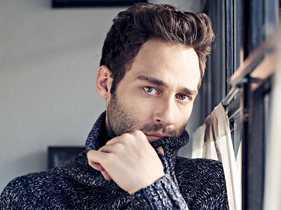 Ünlü oyuncu, son olarak Tehlikeli Karım adlı filmde rol almıştı.
Oyunculuğun yanı sıra sunuculuk ve DJ’lik de yapan Seçkin Özdemir, 5 Ağustos 1981 tarihinde dünyaya geldi. 2004 yılında My Radio'da beş ay boyunca drivetime’da interaktif bir program gerçekleştirdi. 2004 yılının Ağustos ayında Number One TV'ye transfer olarak televizyon programı da yapmaya başladı. Oyunculuk için kendini geliştiren Özdemir “Müjdat Gezen Sanat Merkezi”nde tiyatro eğitimi gördü. 2008 yılında Yaban Gülü dizisiyle ekran macerasına başlayan Seçkin Özdemir, 2011 yapımı Al Yazmalım ile dikkatleri üzerine çekti. Özge Özpirinçci ile başrolü üstlenen yakışıklı oyuncu, İlyas karakterine hayat verdi. Bir döneme damga vuran Muhteşem Yüzyıl’da Leo’yu canlandıran Seçkin Özdemir, Racon, Kiralık Aşk, Ateşböceği ve Tehlikeli Karım dizilerinin başrollerinden biriydi.