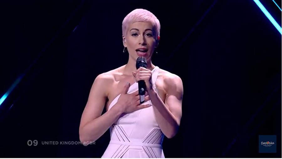 Eurovision 2018'de skandal! İngiltere'nin performansı sırasında protesto