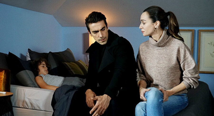 Siyah Beyaz Aşk genel konusu:
Erkeğin kararmış kalbine, çiçek açtırmaya yemin etmiş bir kadın düşer. Can alan el, hayat veren elle buluşur. Aşk en olmazı oldurur. Çünkü aşk bütün kötülükleri temize çeker, değiştirir, iyileştirir!
Ferhat, peşine düştüğü adamı yaşatmak için bir doktora ihtiyaç duyar. Kendini insanları iyileştirmeye adamış olan doktor Aslı ile yolları bu sebeple kesişir. Hayatta asla yan yana gelemeyecek, siyahla beyaz kadar zıt iki insan. Aslı, zorla alıkonulduğu çiftlikte baskı altında yaralı bir adama hayat vermeye çalışırken görmemesi gereken bir şey görür. İyilik meleği sandığı, Ferhat’ın dayısı Namık’ın aslında bir katil olduğuna tanık olur. Artık Aslı’nın yaşaması imkansızdır. Namık tarafından ölüm fermanı imzalanır. Ferhat tam Aslı’yı öldüreceği sırada ona yaşaması için bir şans tanır. Tek bir şartla… Aslı’nın hayatını değiştirecek bir şartla. Bu “şart” hem Aslı’nın hem de Ferhat’ın hayatını kökünden değiştirecektir.