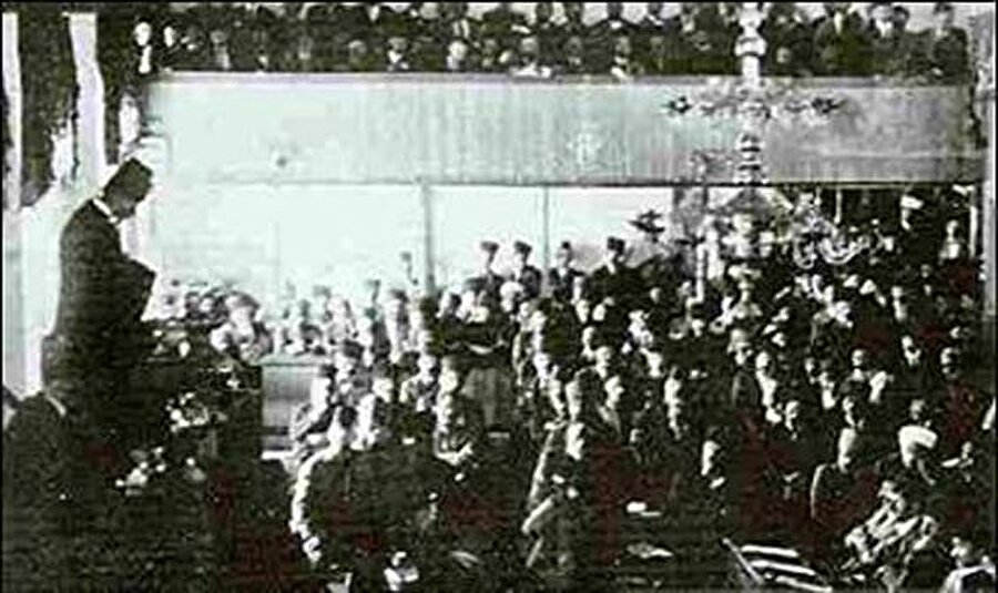 1922 Genel AF
 1922’DE
TBMM tarihindeki ilk "genel af" yasası 7 Ocak 1922 tarihinde yürürlüğe girdi. Toplam dört maddeden oluşan yasa ile cezalarının üçte ikisini tamamlayan mahkûmların kalan cezaları affedildi, işgale uğrayan yerlerdeki kişiler hakkında açılan davalar ise ertelendi. 
Cumhuriyet’in kuruluşundan kısa süre sonra 26 Aralık 1923 tarihinde ikinci genel af yasası çıkarıldı. Söz konusu düzenlemeyle 29 Ekim 1923 tarihine kadar işlenmiş suçlara verilen cezaların yarısı affa tabi tutuldu. Yasayla af kapsamına gireceklerin üç ay içinde teslim olmaları koşulu getirildi.