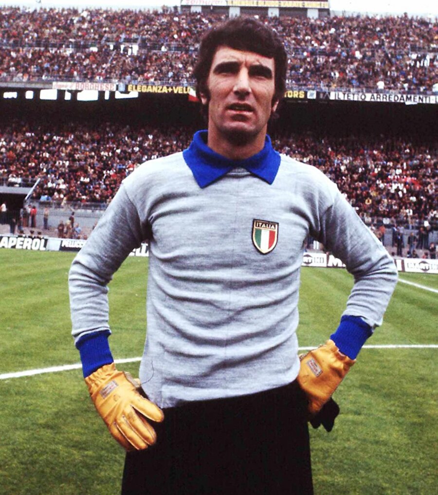 Dino Zoff
İtalyan futbolunun efsane isimlerinden Dino Zoff, 1982 Dünya Kupası'nda yer aldığında 40 yaşındaydı.