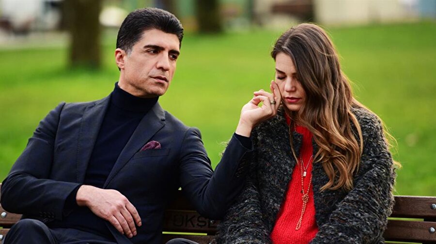 İstanbullu Gelin konusu
İstanbullu Gelin, annesiz babasız büyümüş, genç yaşta hayatın yükünü sırtlamış, gururlu bir genç kız olan Süreyya’nın; aniden karşısına çıkan zengin iş adamı Faruk’a aşık olarak Bursa’ya gelin gitmesiyle başlayan dramatik bir aşk hikayesidir. Büyük şehirde yetişmiş, özgürlüğüne düşkün Süreyya ve modern görüntüsüne rağmen ailesine ve geleneklere sıkı sıkıya bağlı Faruk arasındaki aşk, daha ilk dakikadan itibaren pek çok sınavdan geçecektir.
Süreyya, konağın çatısı altına giren herkesin tek hakimi olmak isteyen kayın validesi Esma hanım, tek amacı genç kızın ayağını kaydırarak onun statüsünü elde etmek isteyen eltisi İpek, kocasının her biri birbirinden sorunlu kardeşleri Fikret, Osman ve Murat’la ilgili sorunlarla boğuşurken, Faruk ise hiç beklemediği bir anda karşısına çıkan sürpriz bir düşmanla başa çıkmak zorunda kalacaktır.
Olaylar geliştikçe neredeyse dört yüz yıldır bütün haşmetiyle ayakta duran konak temellerinden sarsılacak, bütün aile bundan nasibini alacaktır.