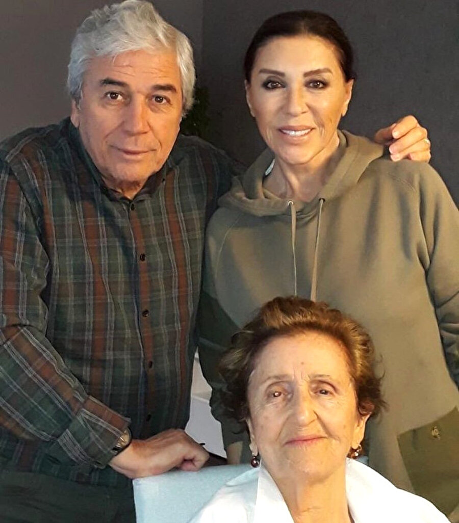 Nebahat Çehre ve annesi