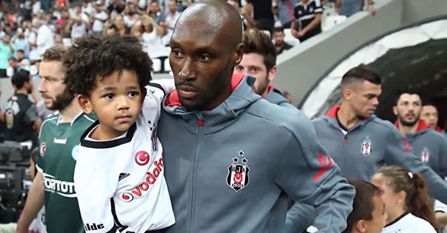 Atiba Hutchinson'ın Süper Lig ekiplerinden Göztepe ile anlaşmaya yakın olduğu belirtildi.