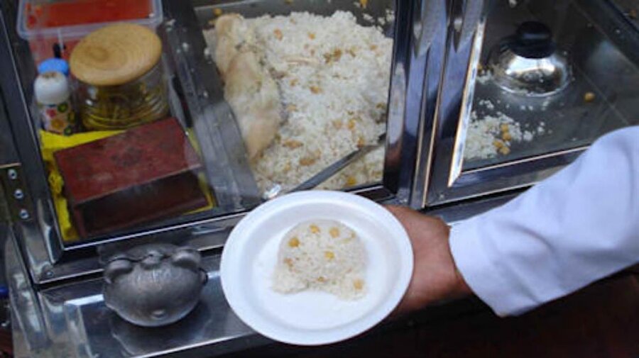 Dükkan başı aylık cirolar 30 bin TL’yi bulurken, sokak satıcıları ise ayda ortalama 5 bin lira gelir sağlıyor.