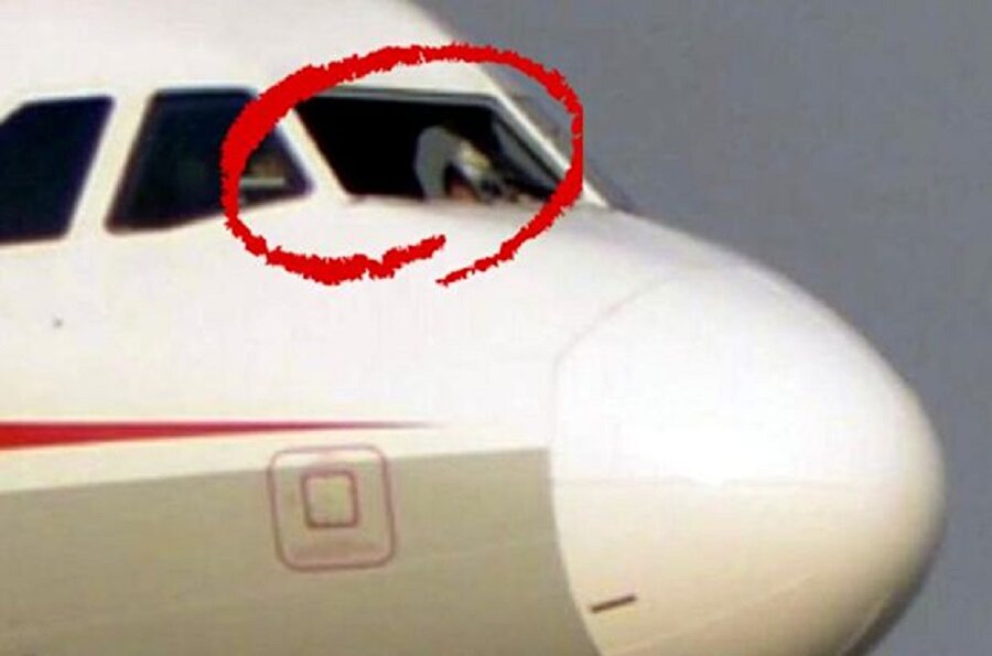 Pilot camdan dışarı fırlarken, emniyet kemeri pilotun hayatını kurtardı.
