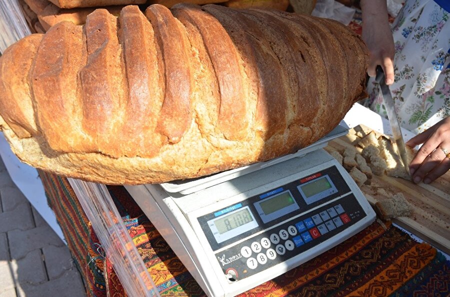 8 kilogramlık dev ekmek!
"Buzdolabında saklandığında 6 ay bayatlamaz"
8 kilogramlık dev ekmek hakkında İHA muhabirine bilgi veren ekmek satıcısı Derya Baş, bu ekmeğin en büyük özelliğinin 6 ay dolapta bayatlamaması olduğunu söyledi. Derya Baş, "Bu ekmeğimiz 8 kilogram geliyor bir tanesi. Mısır ekmeklerimiz ise 1 kilogram geliyor. Buzdolabında saklandığında 6 ay bayatlamaz. Bu ekmeğin kilosu 10 lira. Bu ekmeğin öyküsü, Osmanlı zamanında savaşa giderken yaparlarmış. Katık ekmek tok olsun diye. Bu ekmek tam buğdaydan yapılıyor yani buğday ekmeği. Bu da mısır ekmeği Trabzon’dan geliyor" dedi.