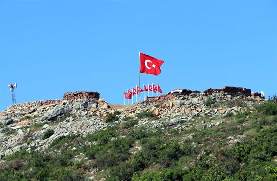 9 şehit verilen tepeye 9 Türk bayrağı dikildi.