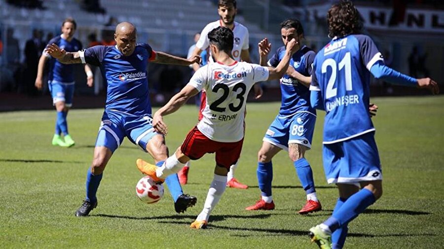 Spor Toto 1. Lig’de BB. Erzurumspor ile Gazişehir Gaziantep arasında cumartesi günü oynanacak olan play-off finalinin saati 21.00’den 21.30’a alındı.