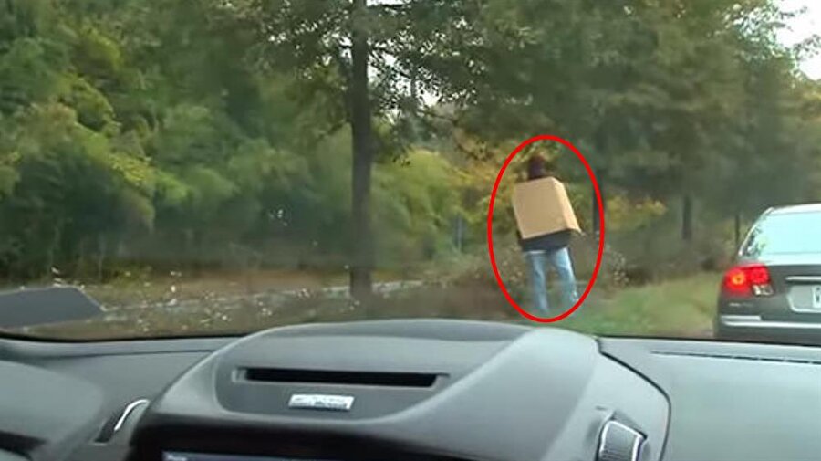 Evsiz adam sandılar, trafik polisi çıktı