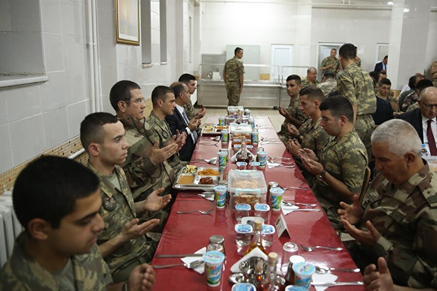 Milli Savunma Bakanı Canikli Mehmetçikle iftar yaptı.