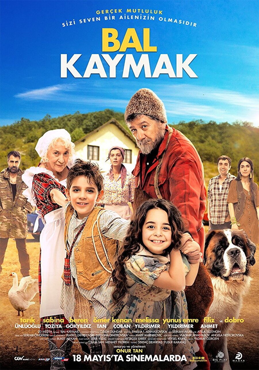 Bal Kaymak
Onur Tan'ın yönetmenliğini yaptığı ve oyuncu kadrosunda Tarık Ünlüoğlu'nun yer aldığı "Bal Kaymak" filmi sinemaseverlerle buluşacak.
Sabina Toziya, Beren Gökyıldız, Ömer Tan, Kenan Çoban, Melissa Yıldırımer, Yunus Emre Yıldırımer ve Filiz Ahmet'in de rol aldığı filmde; küçük bir kız çocuğunun, dünyanın en iyi balını üreten aksi dedesi ve dünyanın en iyi kaymağını yapan küskün ninesi arasında kalmasının hikayesi anlatılıyor.
Senaryosu da Onur Tan'a ait olan filmin müzikleri Yıldıray Gürgen imzası taşıyor.